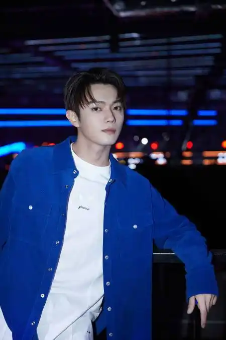 许凯帅照彰显绅士魅力,撩人眼神氛围拉满