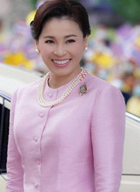 45岁泰国王后苏提达:穿露肩晚礼服肩膀真白嫩,成为泰王的依靠