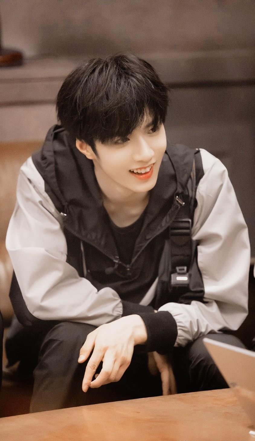 四年时间,从奶团子长成大人模样,刘耀文经历了什么?_时候_哥哥_孩子