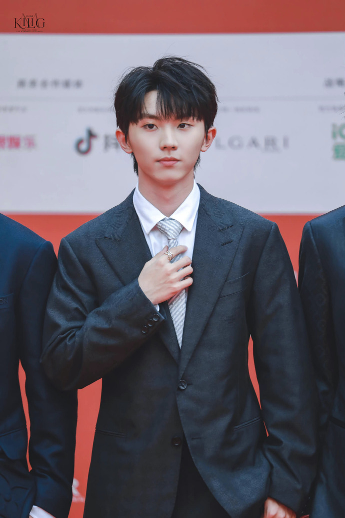 马嘉祺黑色西装随拍##马嘉祺巴黎卡诗大中华区品牌形象代言人##这就