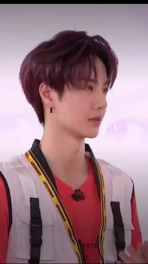 uniq-王一博    #王一博#肉肉啵叽一口小小博的微博视频