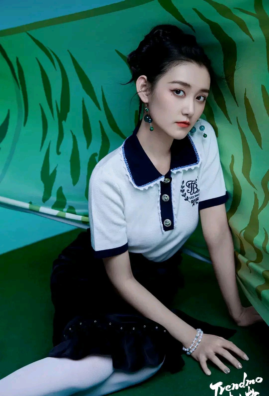 20岁蒋依依拍绿色写真:眼神犀利颇有女侠范,俏皮可爱的邻家妹子