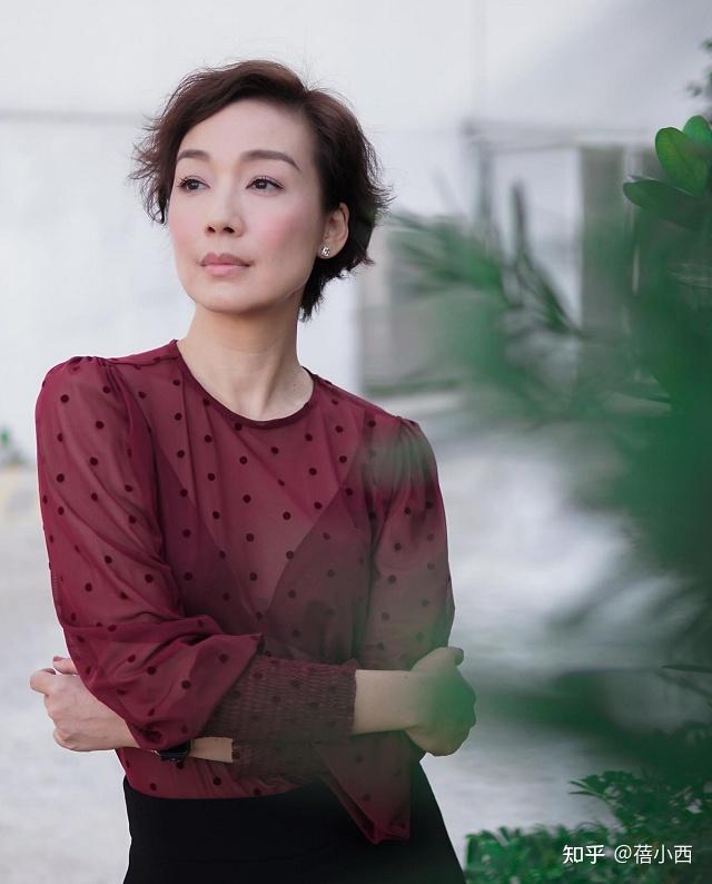 49岁江美仪厉害到了大婶的年纪还敢穿半透衬衫这气质绝了