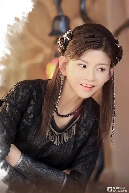 文咏珊出演的盼兮,开始是一个虚魅,她来自海上的魅灵,被封印在牧云珠