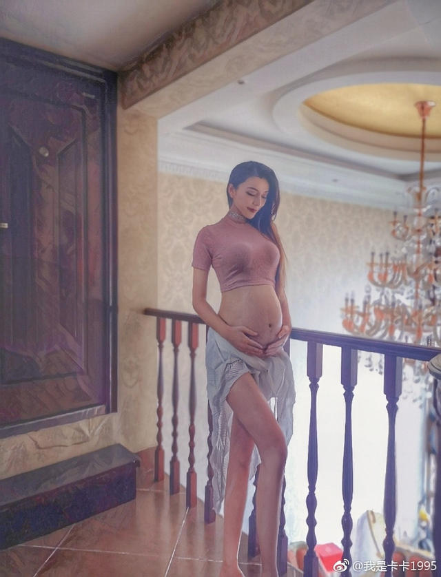 网红最美孕妇95年生靠大肚写真走红 这张图却被网友诟病