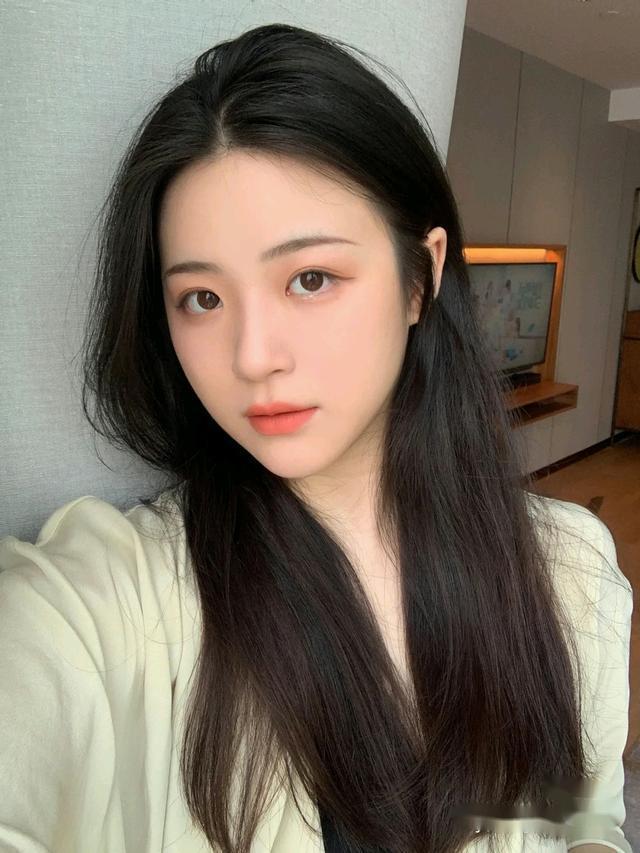 但是我们常常会发现有些女生即便是素颜的状态也非常的好看,即便是不