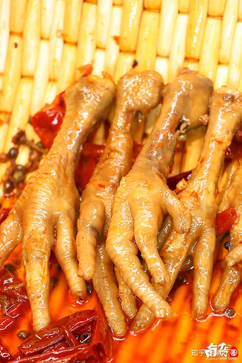 鸡爪肉比较软糯,肉烂离骨,入口即化.