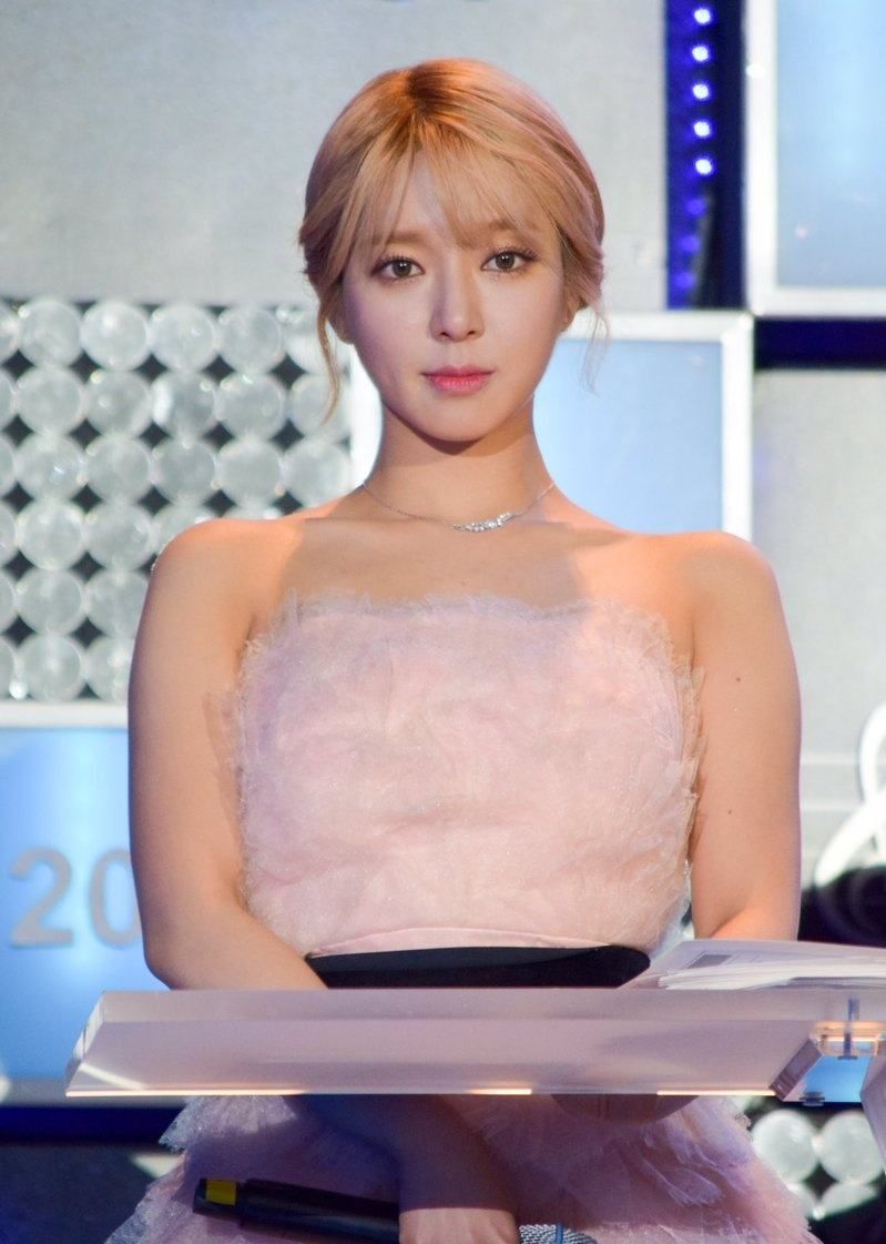 时尚精致,形象百变的实力唱将韩国美女朴草娥美图集