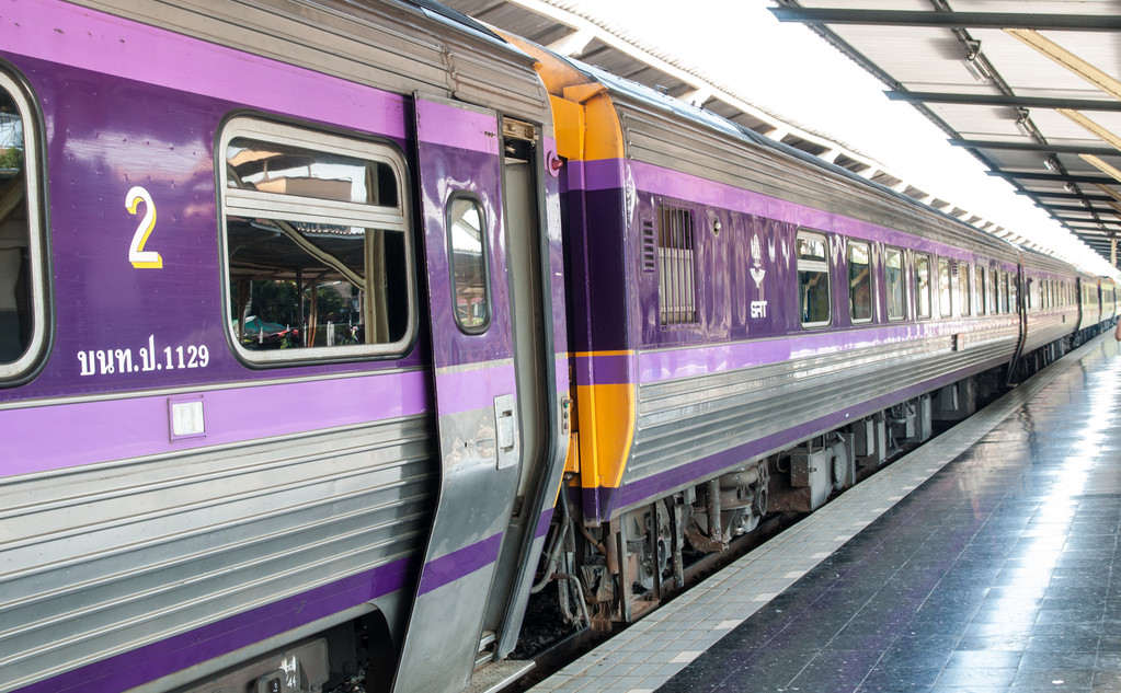 火车,低成本的泰国火车车站.