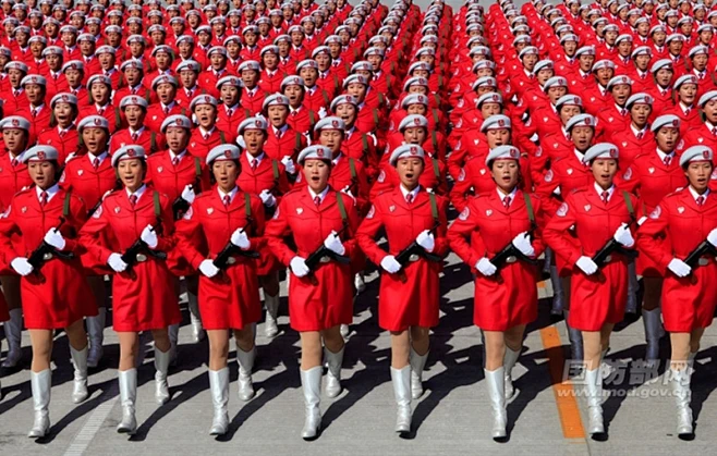 英姿飒爽女兵来袭 阅兵场上最靓丽的风景 _ 军事图片 _ 军事频道