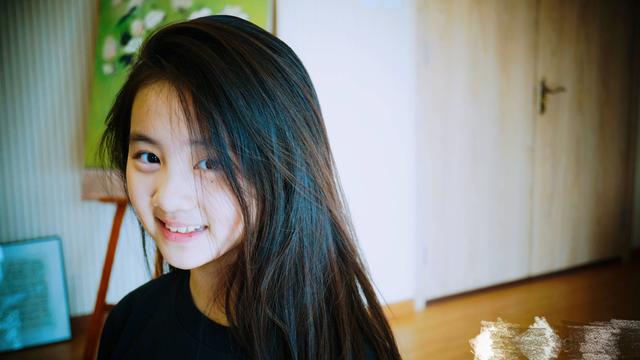 黄磊一家带满月儿子逛游乐场,多多的背影好成熟