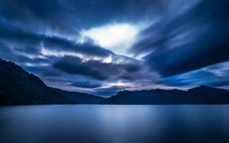 海,蓝天,深蓝,山,云,静谧,安静,zettapornsriwilai,风景海壁纸图片