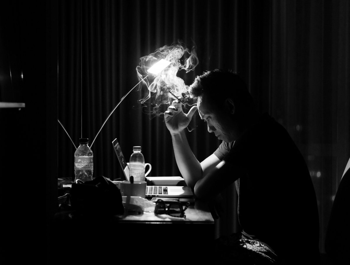 正在吸烟的男子图片