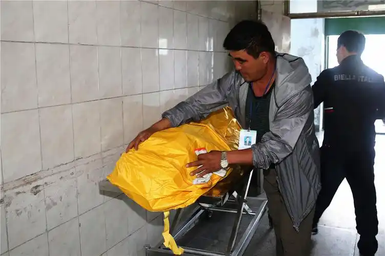 照片上这个正在整理遗体的中年男子就是马绪水,从事遗体化妆已经十八