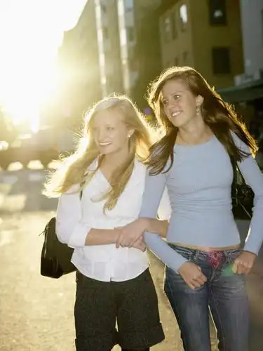 两个人,伙伴,朋友,走,笑,微笑,露齿笑,竖图,室外,白天,正面,度假,友谊