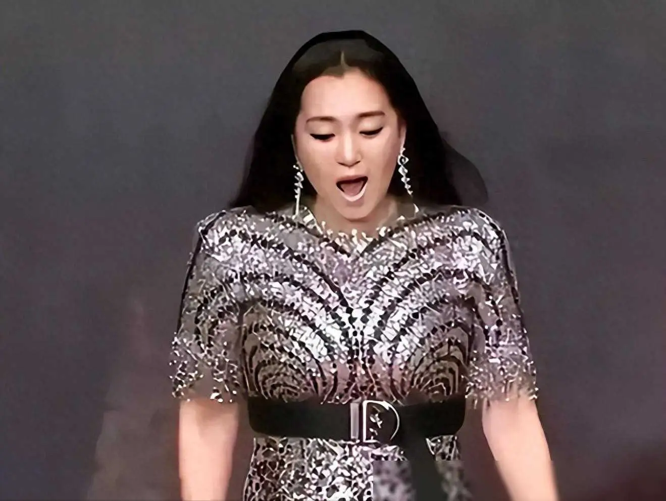 华妃扮演者蒋欣,虽然戏里戏外反差大,但膀大腰圆难掩上镜的精致脸庞.