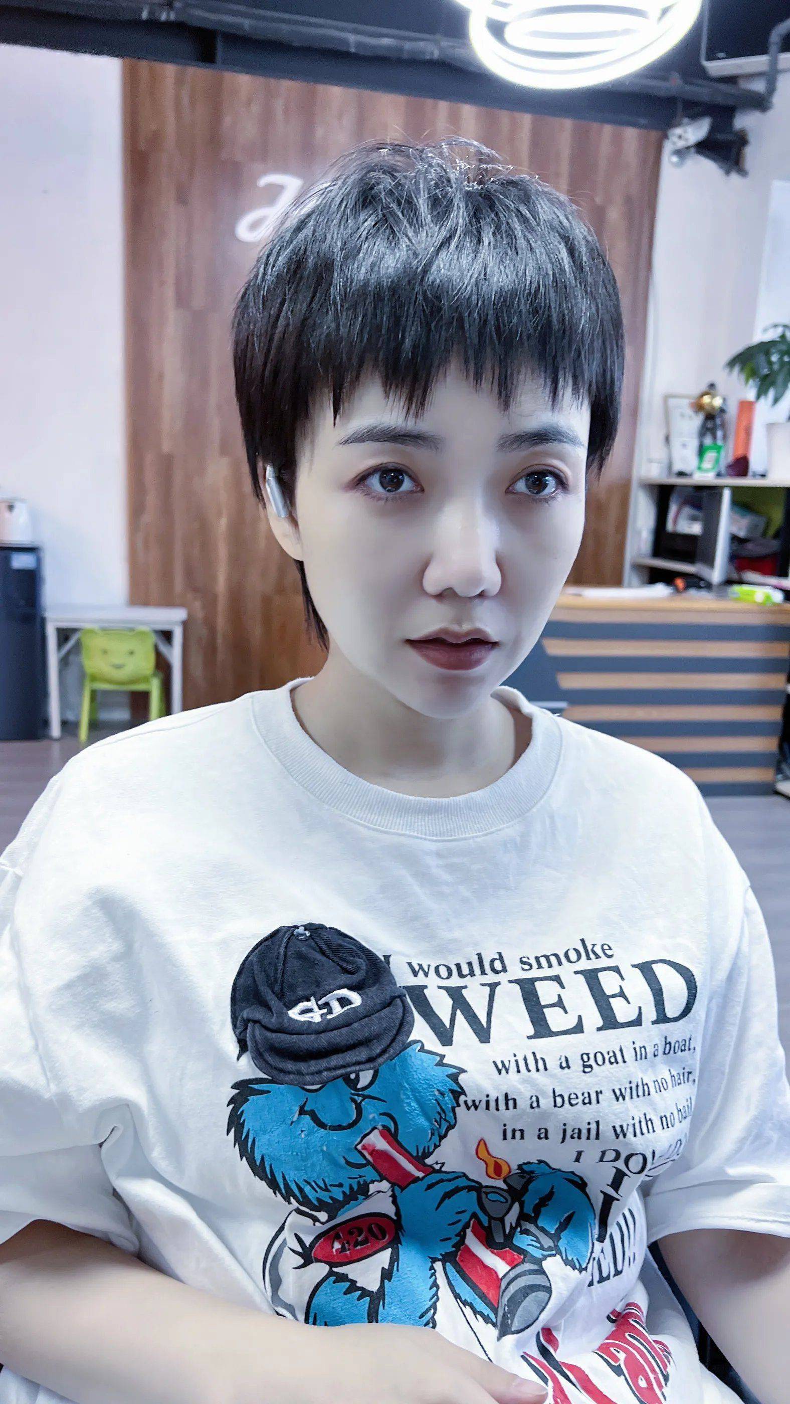 超短女士发型女士超短发型一般都是露耳或半露耳的长度,利落又百变