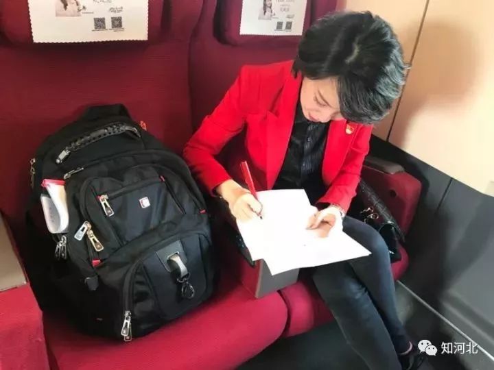 妙然在高铁上进行直播河北十九大代表抵京咱们融媒体新闻中心的重大