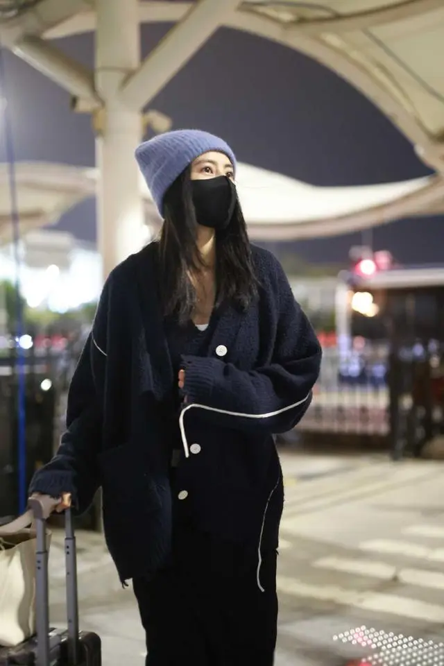 高圆圆机场街拍,这一身穿搭简直是女神本色,那种凌乱中透露出的_时尚