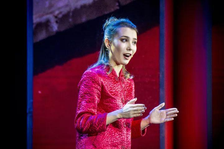 (哈萨克斯坦留学生)2015级播本 黄雅静表演者:《胡同文化》"北平的冬