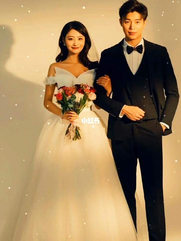 简约大气时尚婚纱照秀禾服婚纱照风格推荐