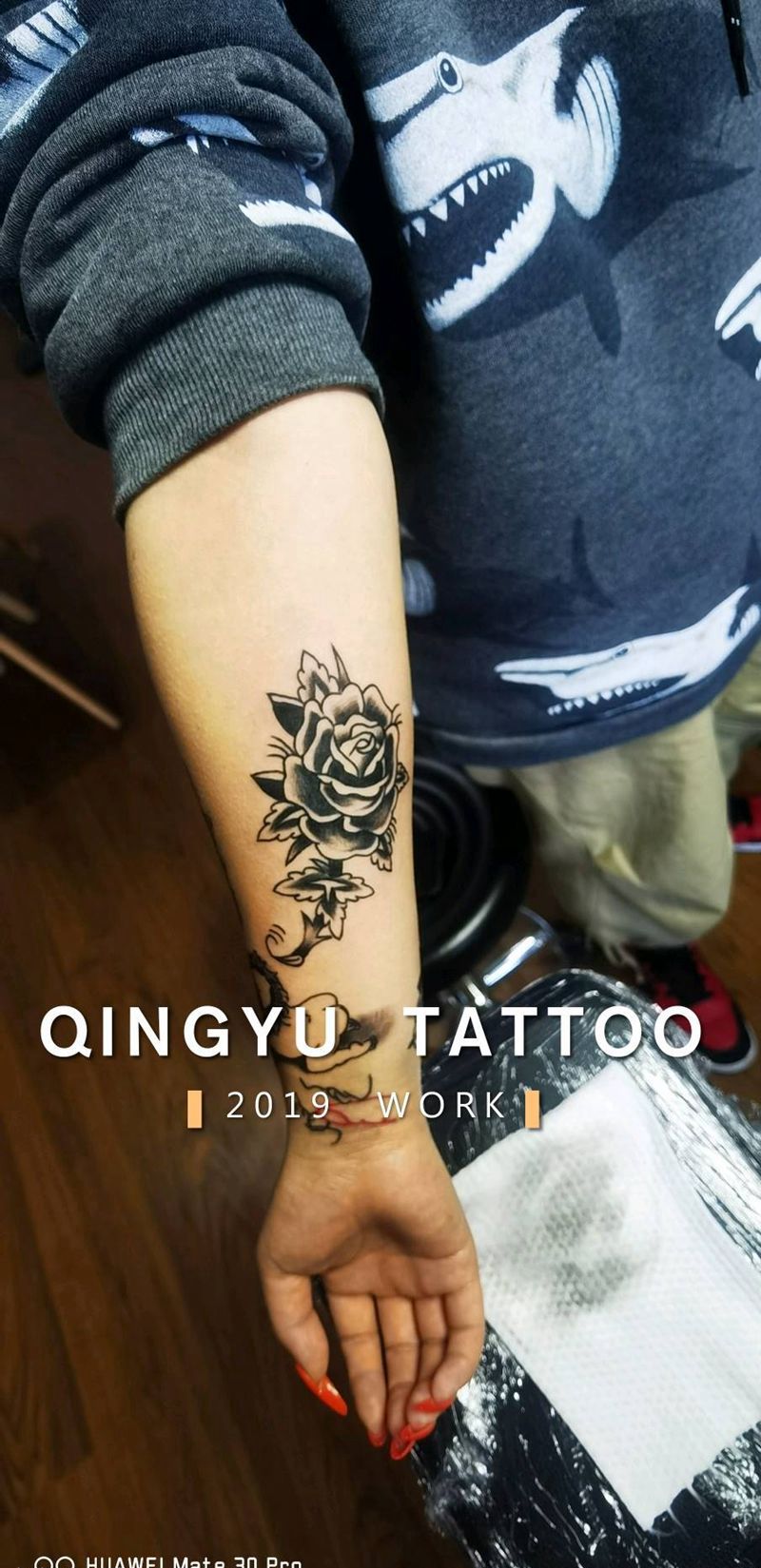 小臂玫瑰花纹身图片_手臂old school纹身图案