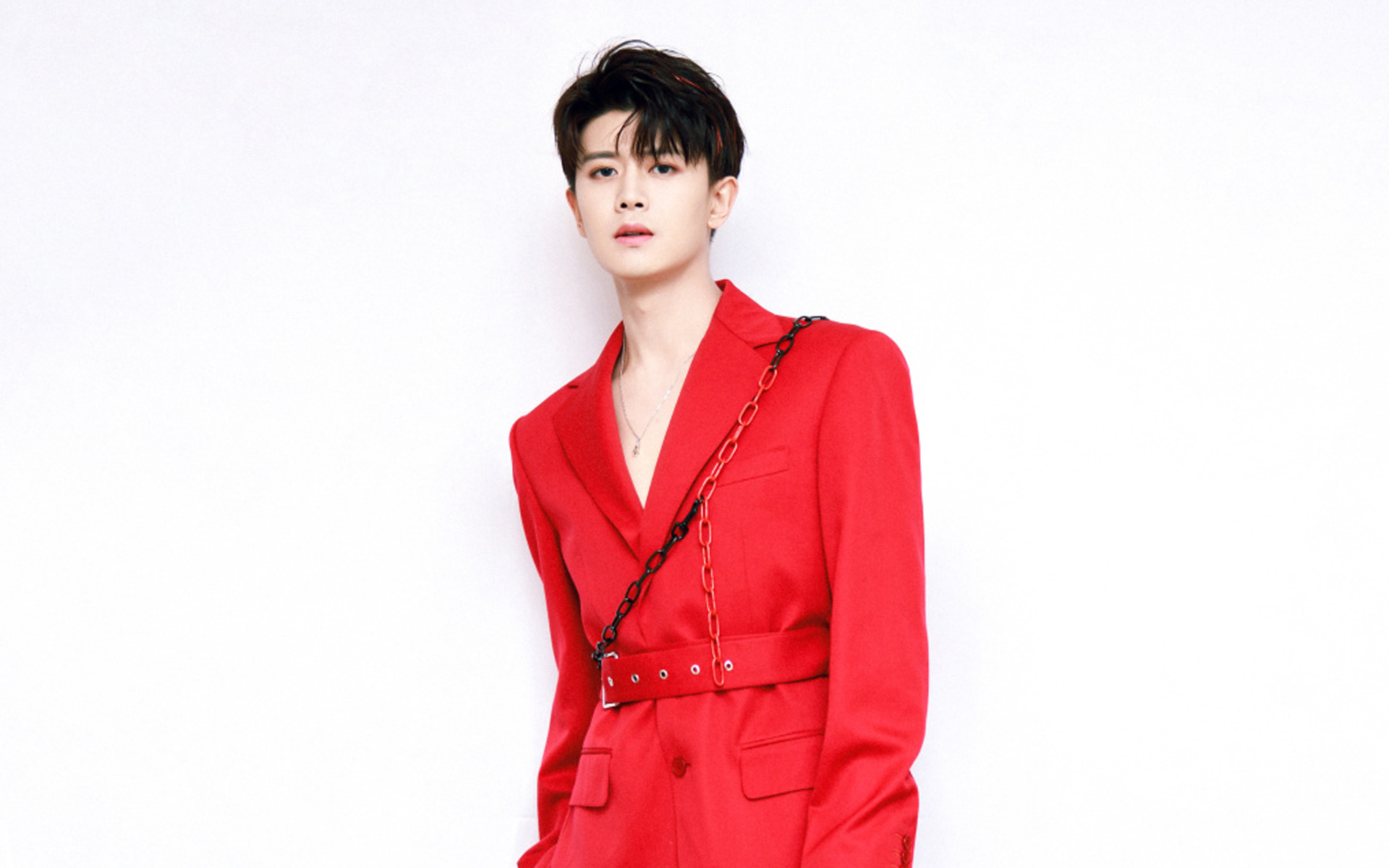 任嘉伦红色西装帅气写真桌面壁纸