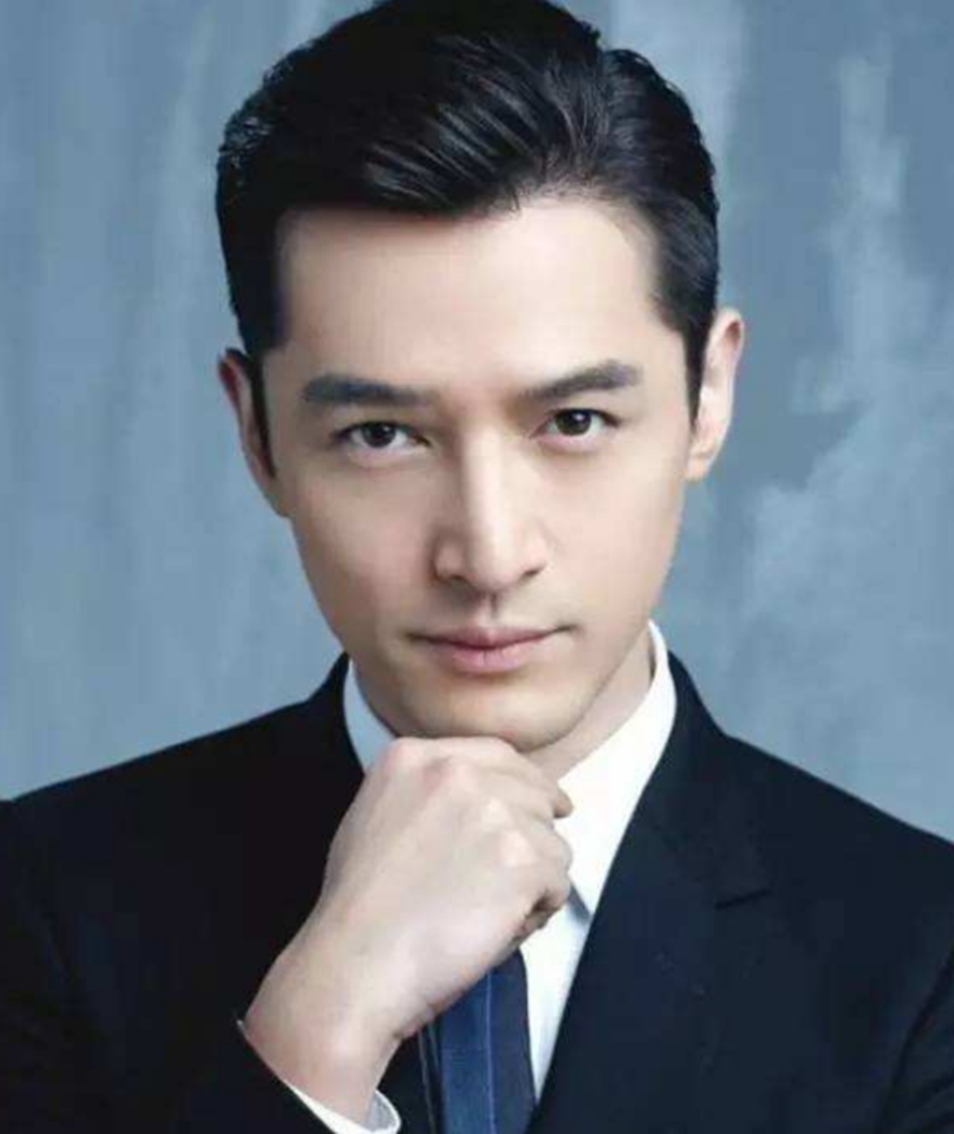 三七分大背头的胡歌,小编觉得这个发型跟斜刘海不相上下啊.