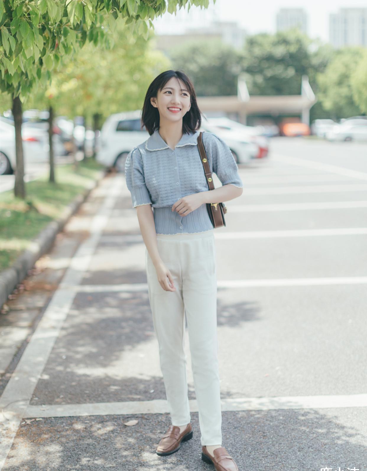 法式风格的搭配今年依旧火热,小个子女生日常搭配尽量不要尝试深色系