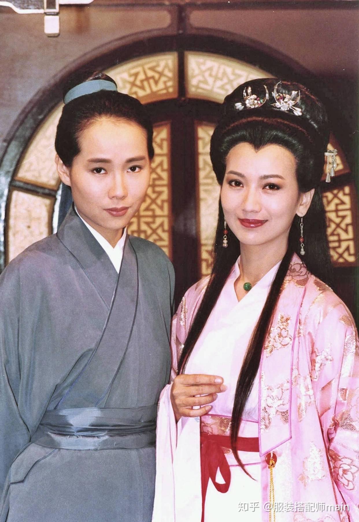 赵雅芝穿衣有一套,黑白波点裙用腰带勒出蚂蚁腰,这身材不像50后