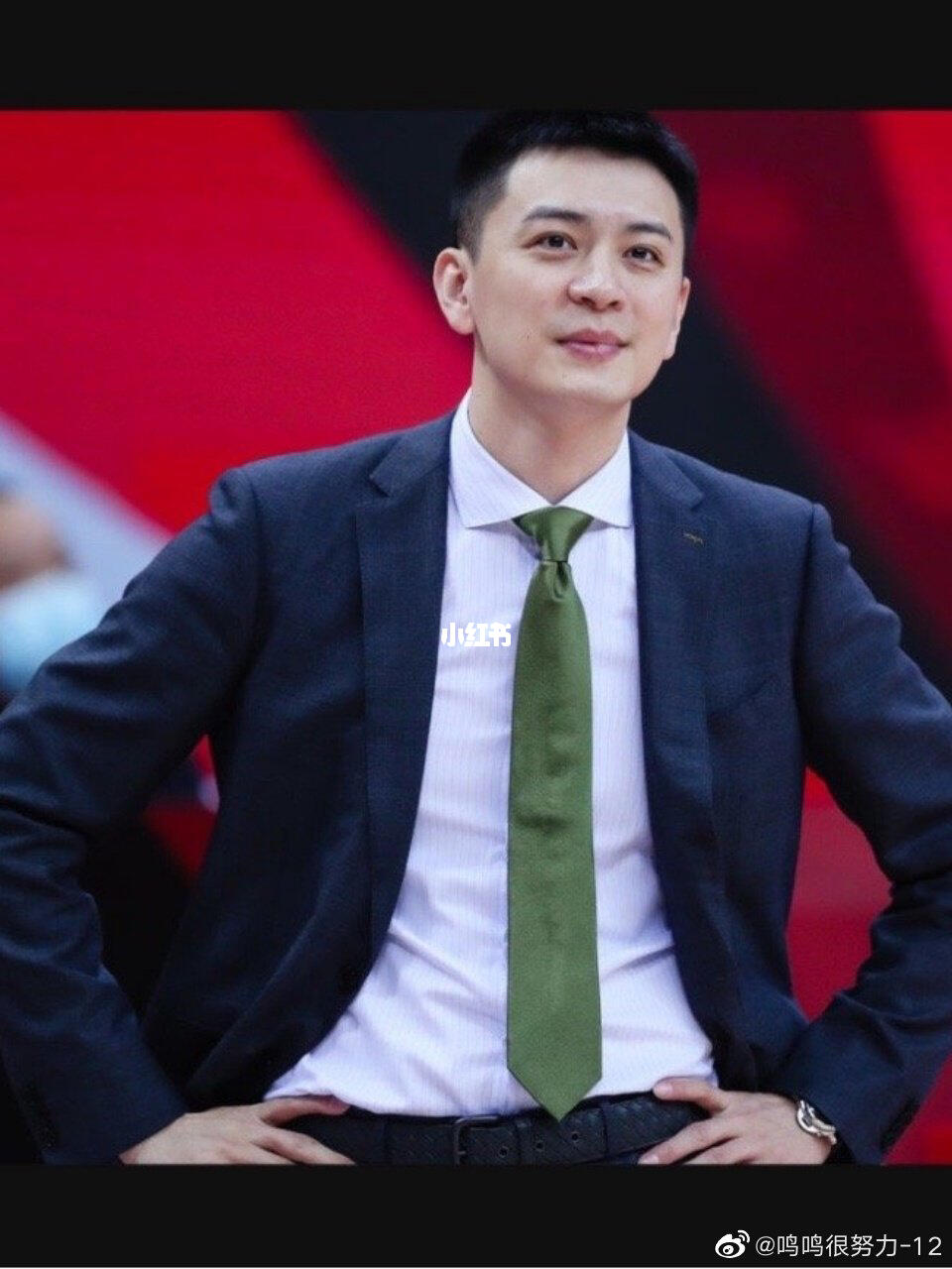 杨鸣教练席的忙碌过程