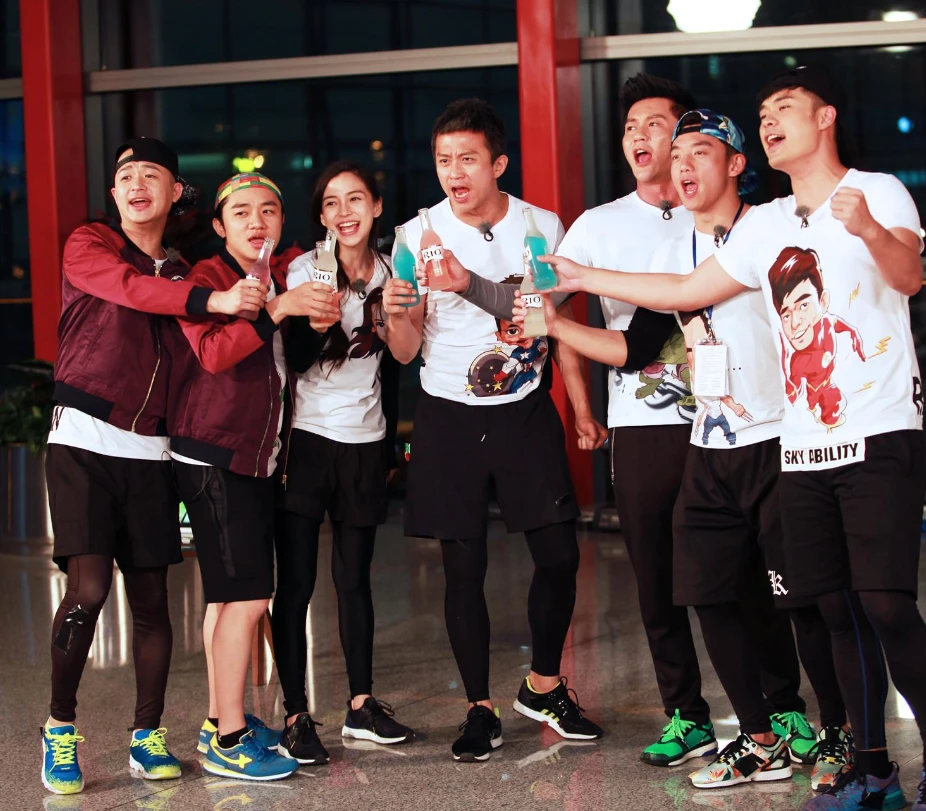 奔跑吧9:为啥郑恺一直戴眼镜,原因难以接受,就杨颖自己心疼他