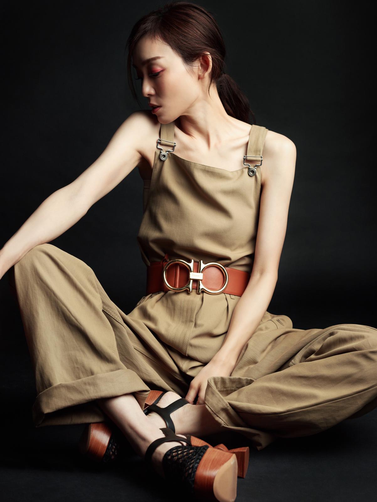 范玮琪再斩《女友》杂志两国双封 锁骨惹眼超帅气