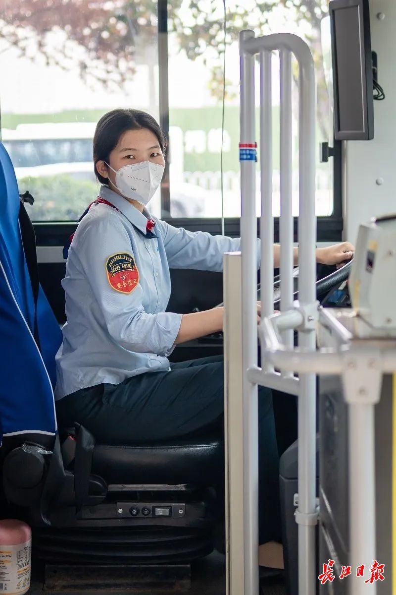去年5月初的一天,天气有点热,一位年轻女乘客突然在车厢内晕倒,杨灵把