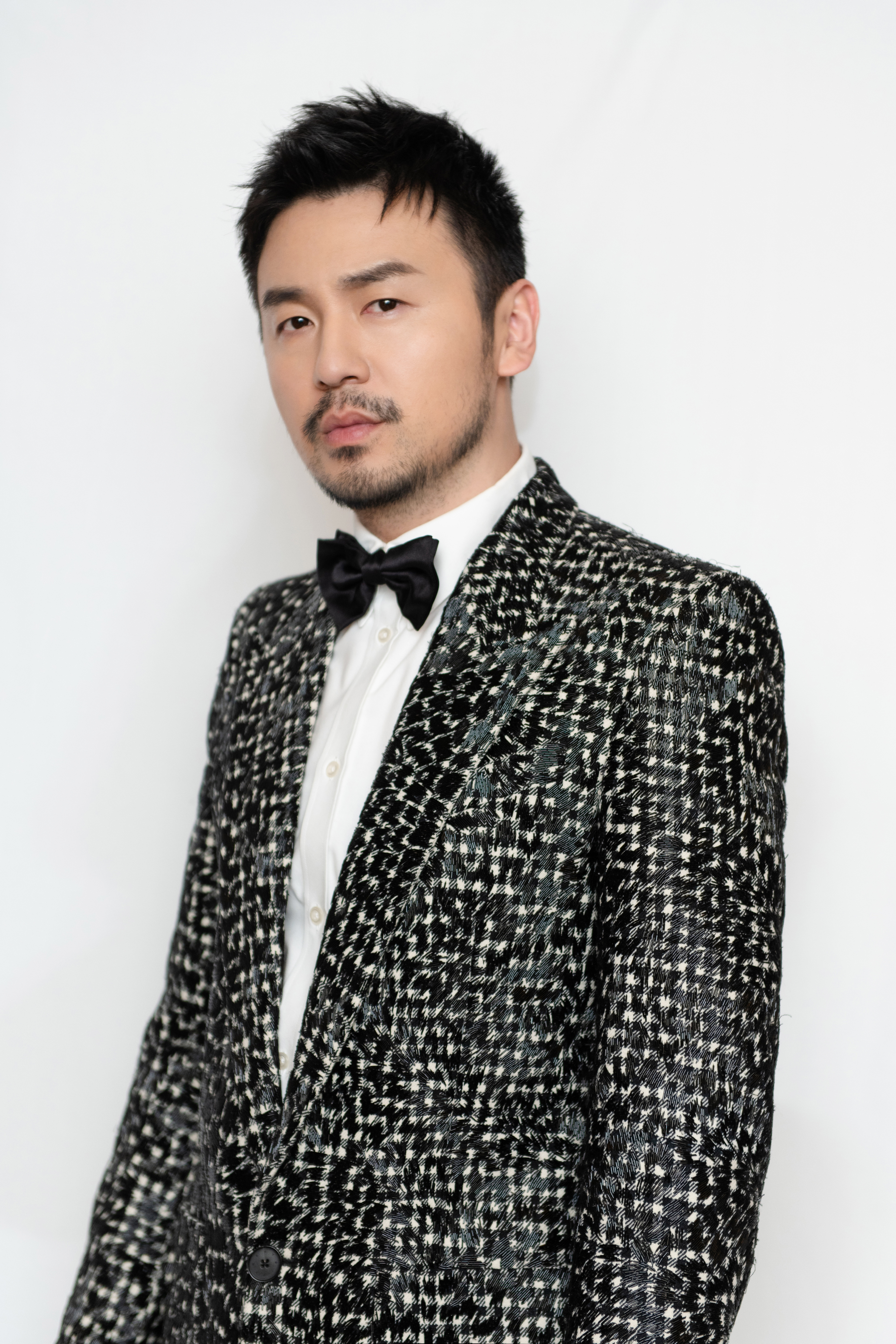 儒雅魅力见证闪耀时刻, 纯白之心期待全新蜕变.