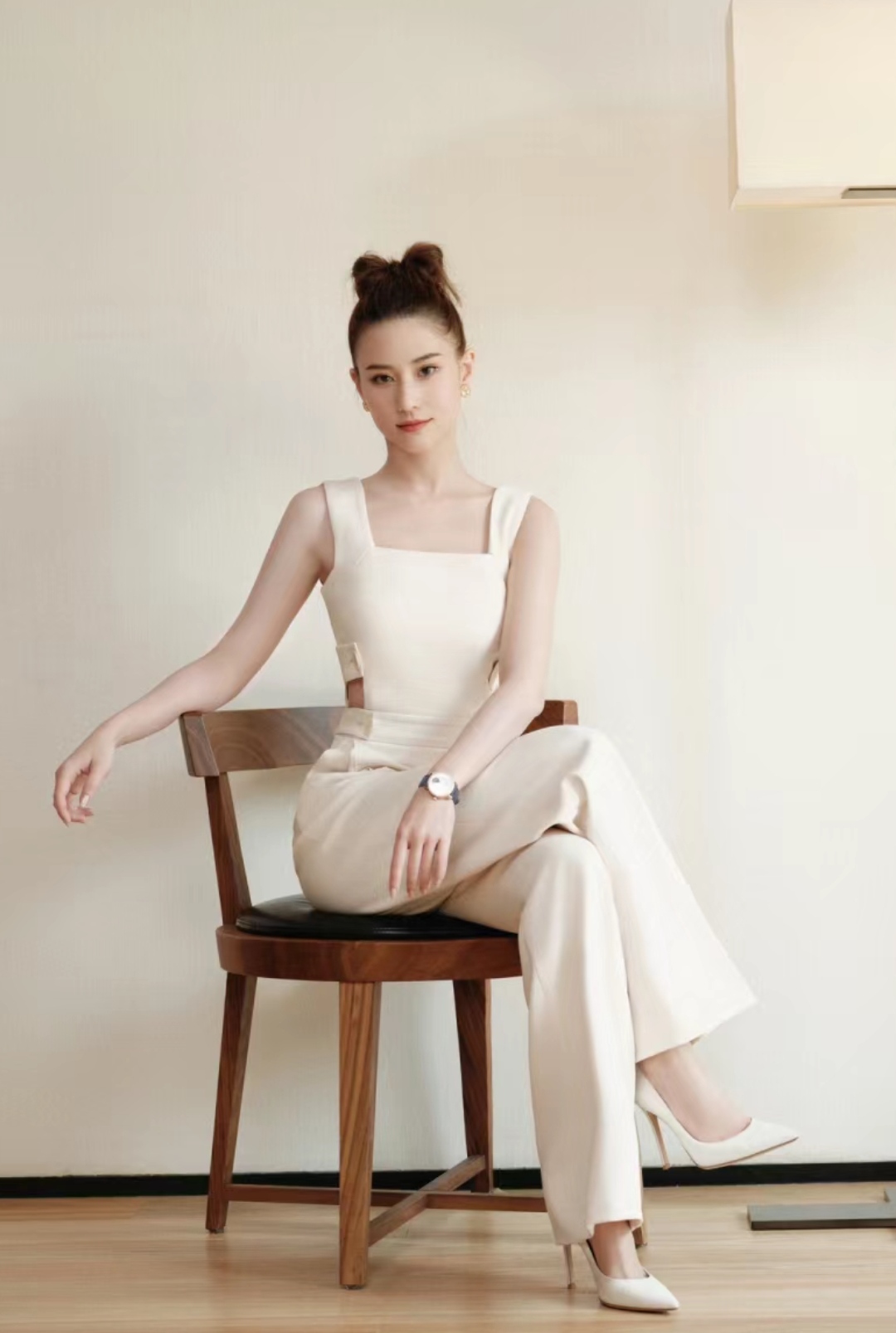 何超莲为参加活动穿10cm细高跟,一身白色look简洁干练,头发也盘起来