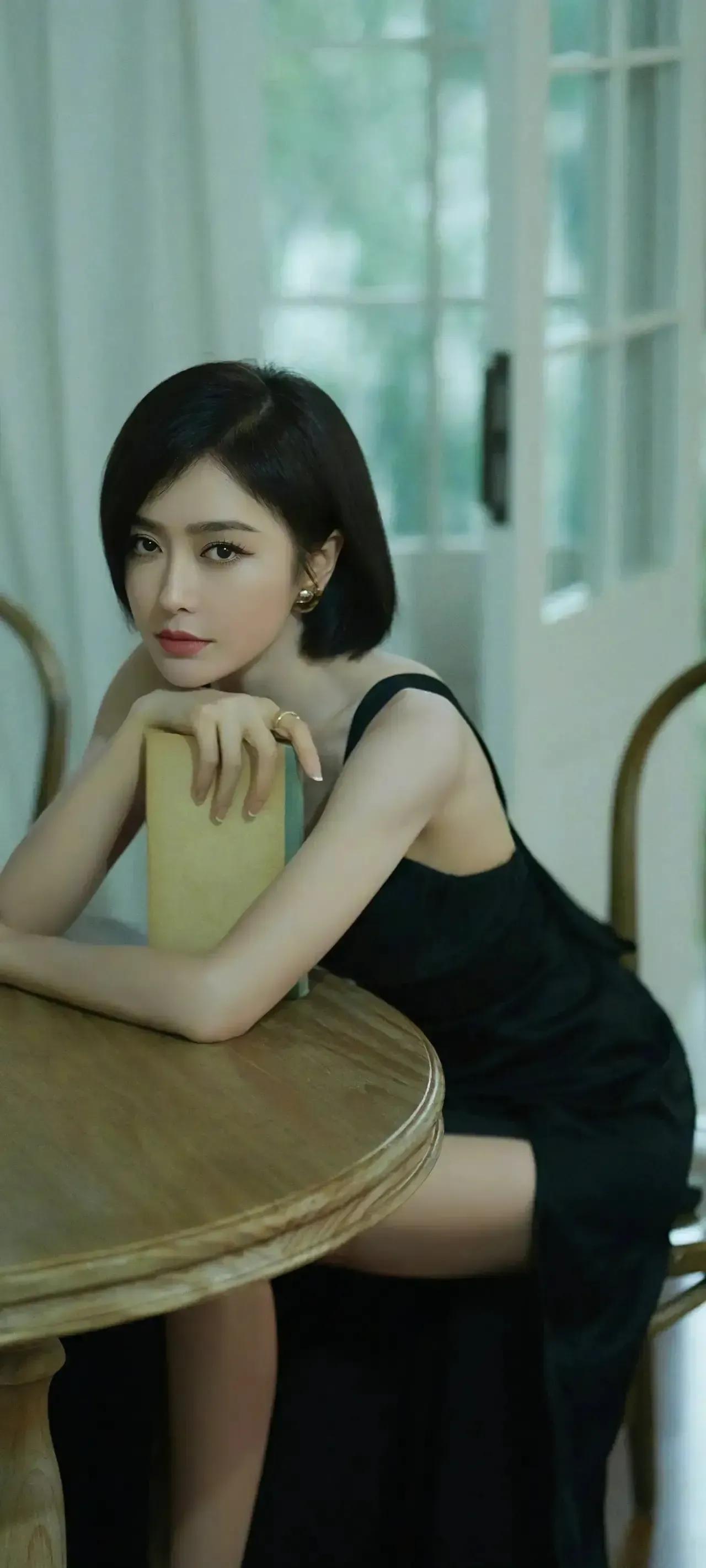 43岁秦岚穿吊带高时尚长裙拍写真,精致优雅,人到中年仍时尚动人_身材