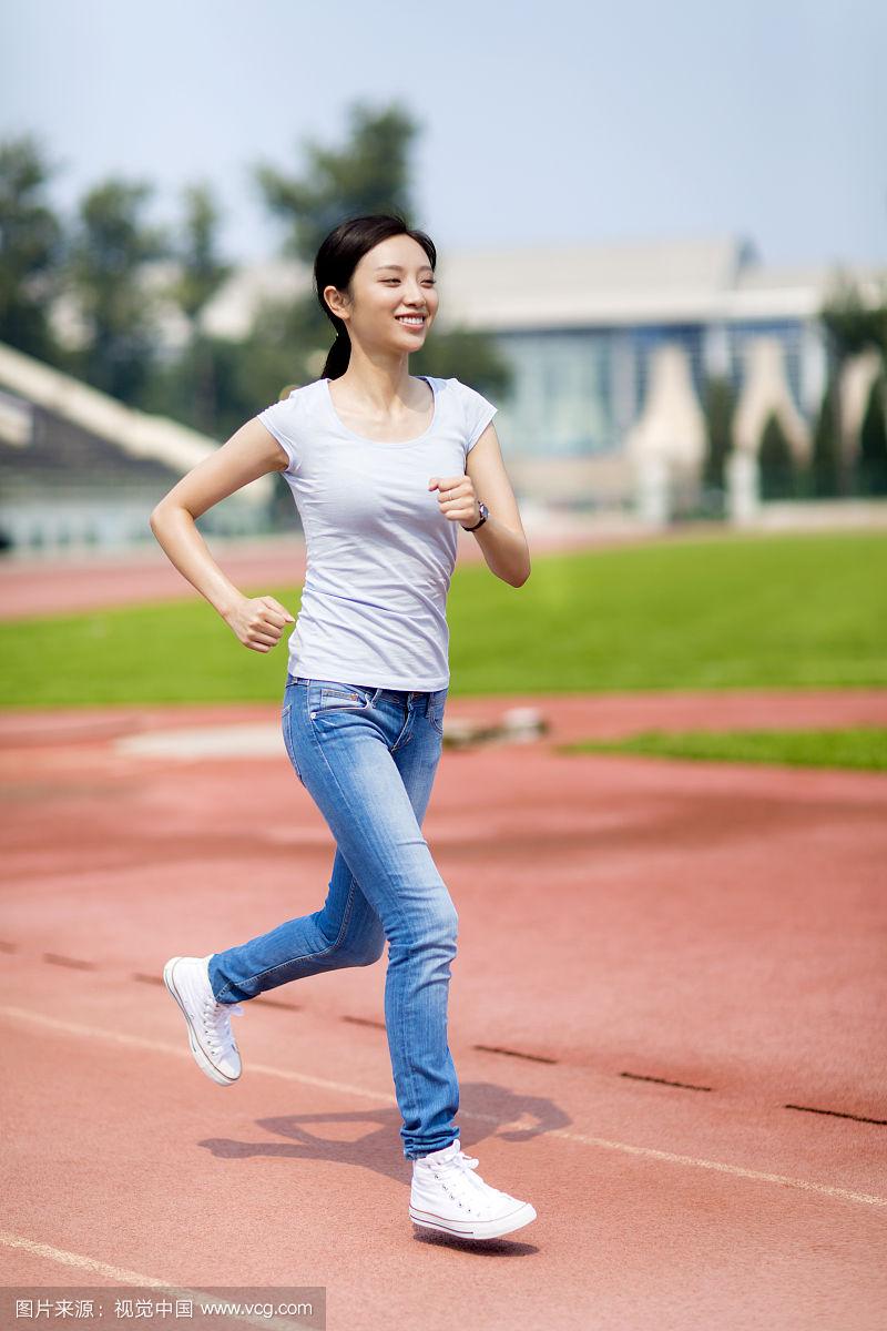跑步的女同学