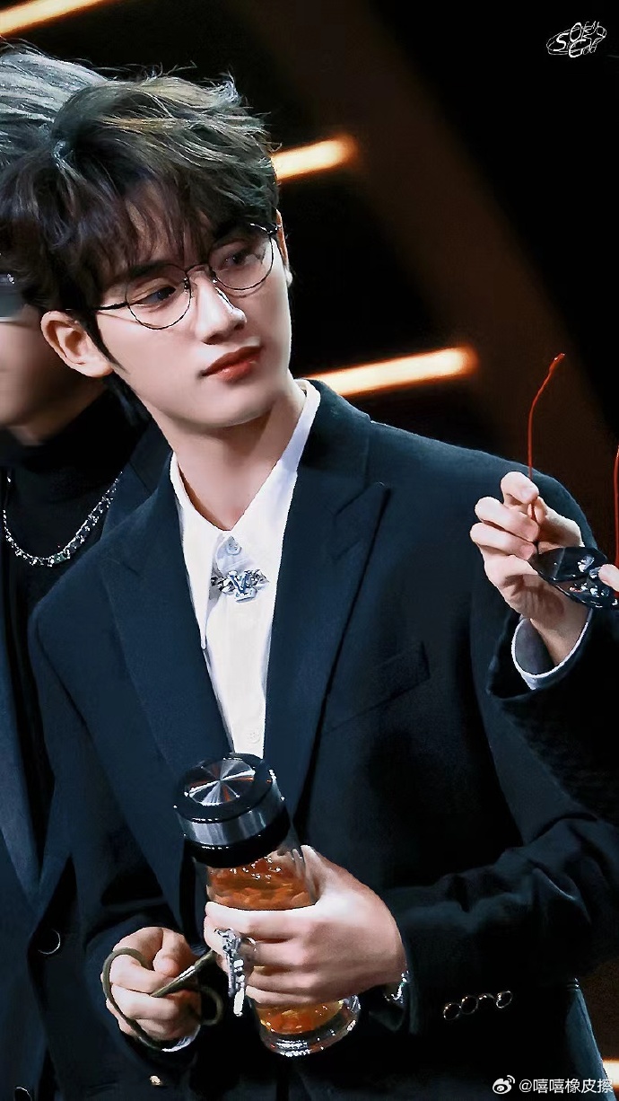 丁程鑫戴眼镜好奶##果然是时代少年团的心头镜##女大有自己的早八三