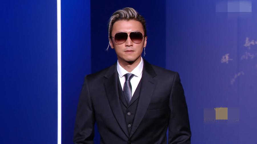 带墨镜的他很酷炫,摘下墨镜看到素颜的谢霆锋也依然能被他的五官吸引