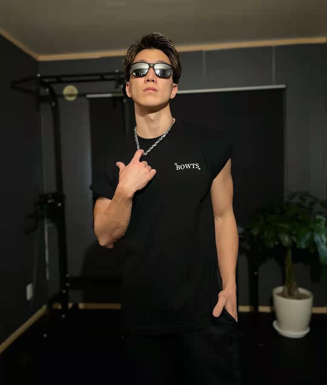 阳刚肌肉男爱耍酷,墨镜 pose,拍照不含糊,痞帅劲真圈粉_腹肌_男生_一