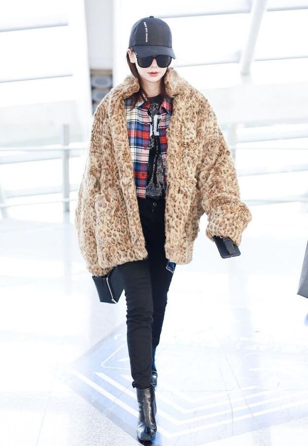 戚薇走机场穿出水准!三层叠搭"豹纹"毛毛大衣,时髦又保暖!