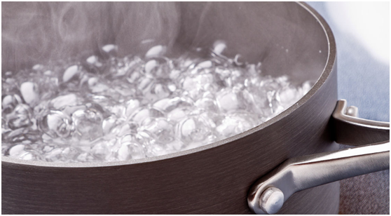 水沸腾时为什么在固定的部位冒泡?这些冒泡的点叫什么?