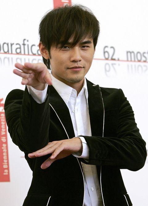 周杰伦晒20年前清纯帅照登微博热搜全是歌迷才懂的回忆杀