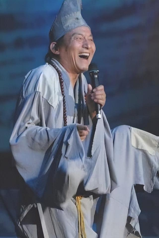 多年前, 游本昌演绎的济公瞬间火爆,一席破衣服,一把破扇子,鞋子露