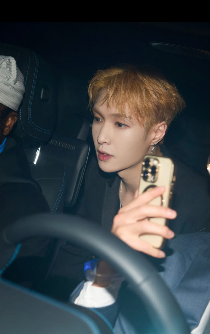 240430|工作室更新张艺兴照片 16p    踏着四月的微风,闻着淡淡花香