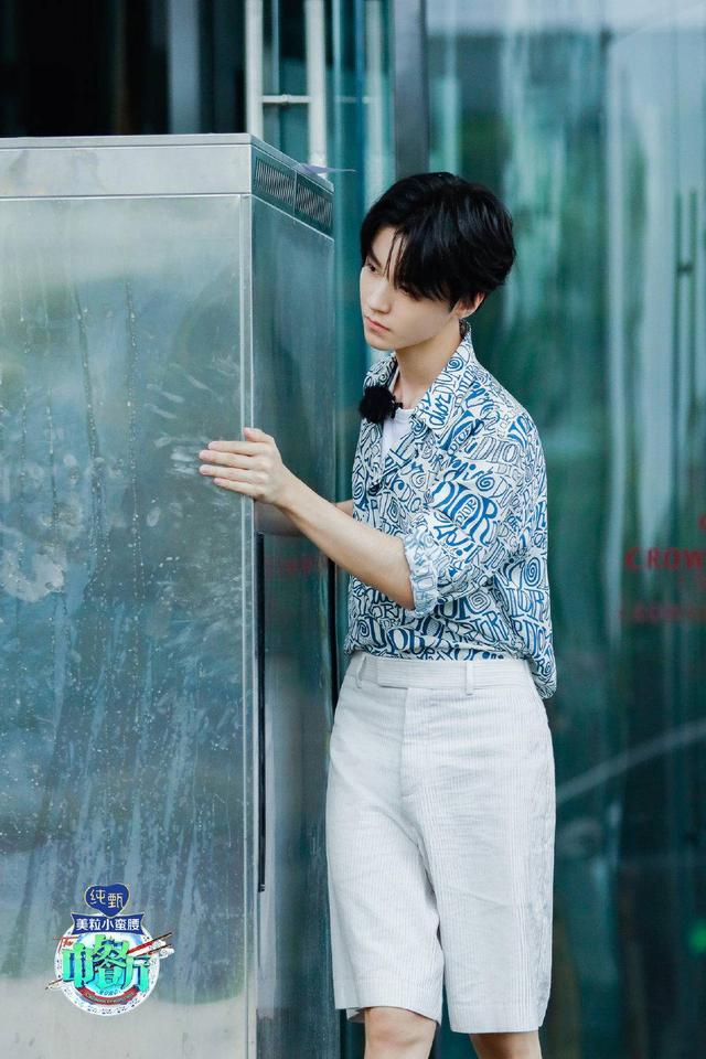 王俊凯寸头造型出圈!手握3部待映大片,多重身份轻松切换