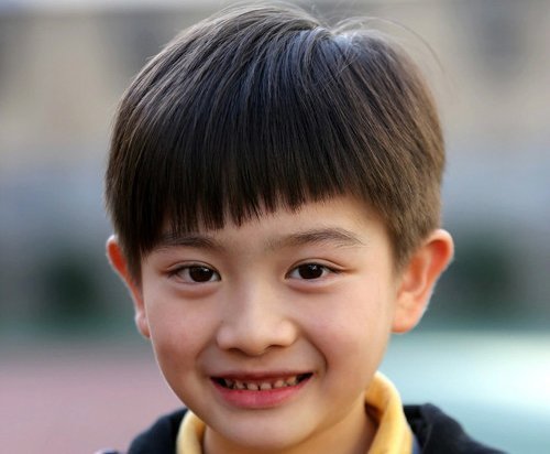 1,小男孩西瓜头:这是一款可爱 帅气的小男孩西瓜头发型,将两边与后面