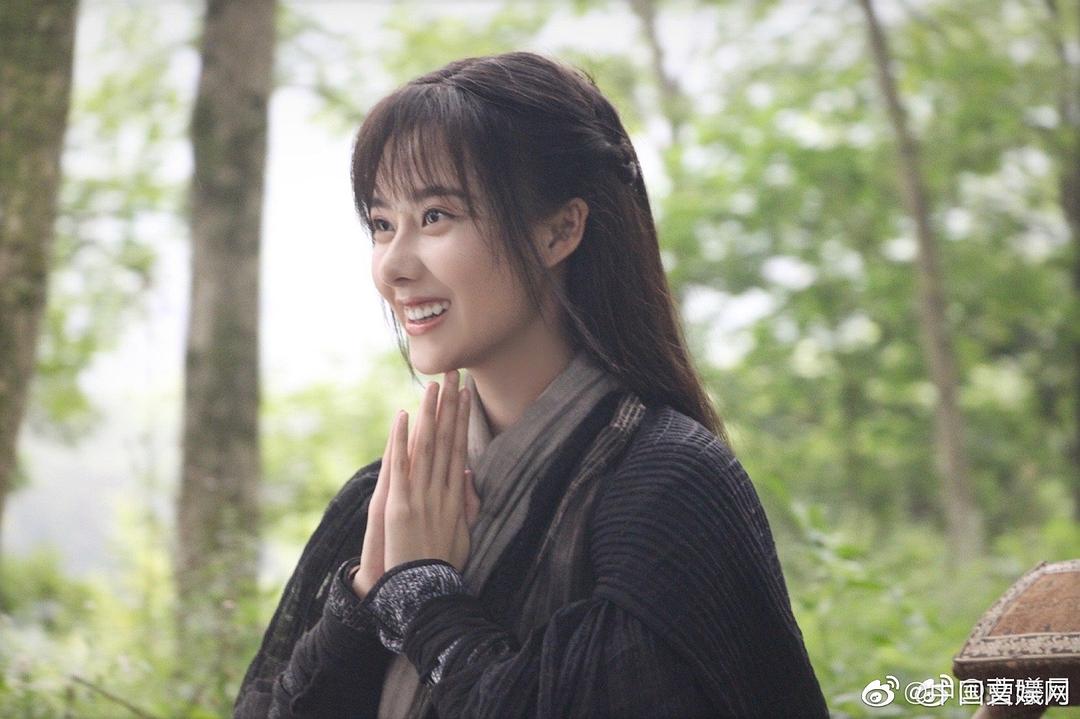 曹曦月还挺漂亮的糊认脸楼