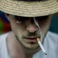 叼烟的欧美男生颓废头像其实我很想戒烟的